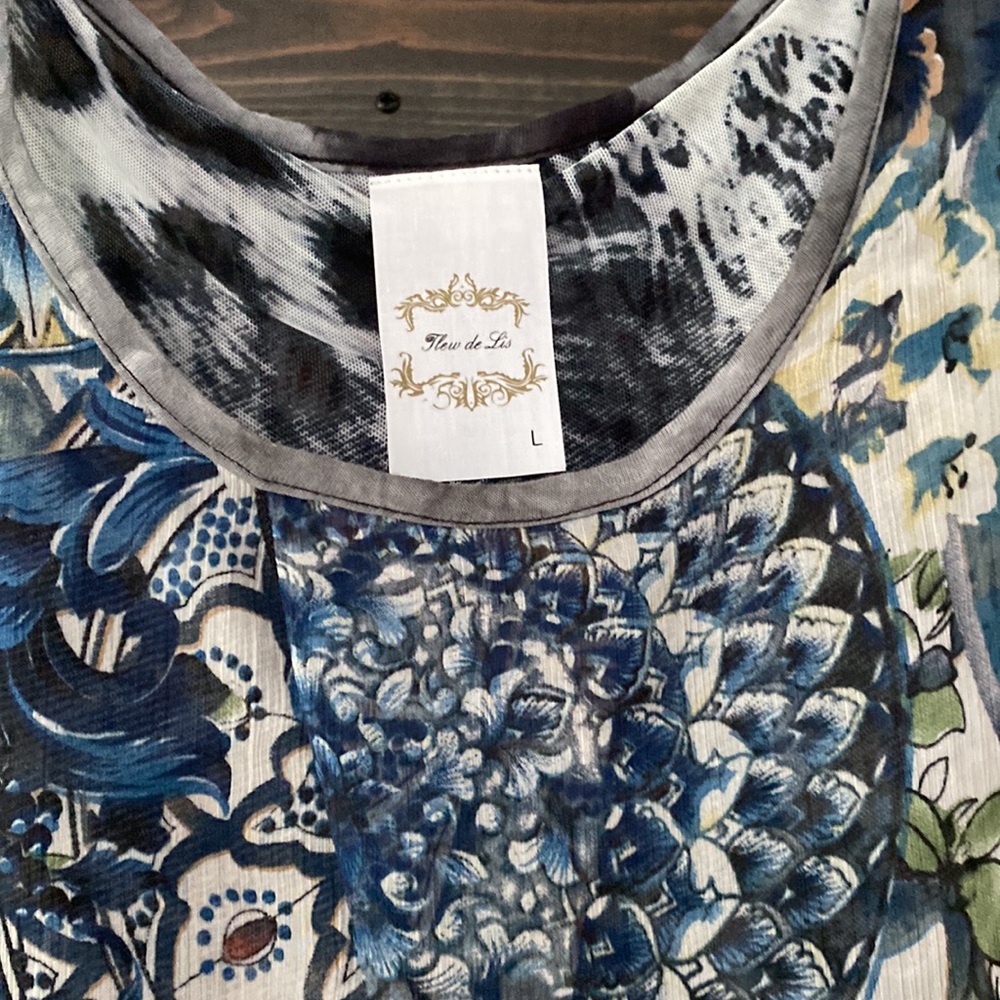 Women’s Top💙 - Picture 2 of 3